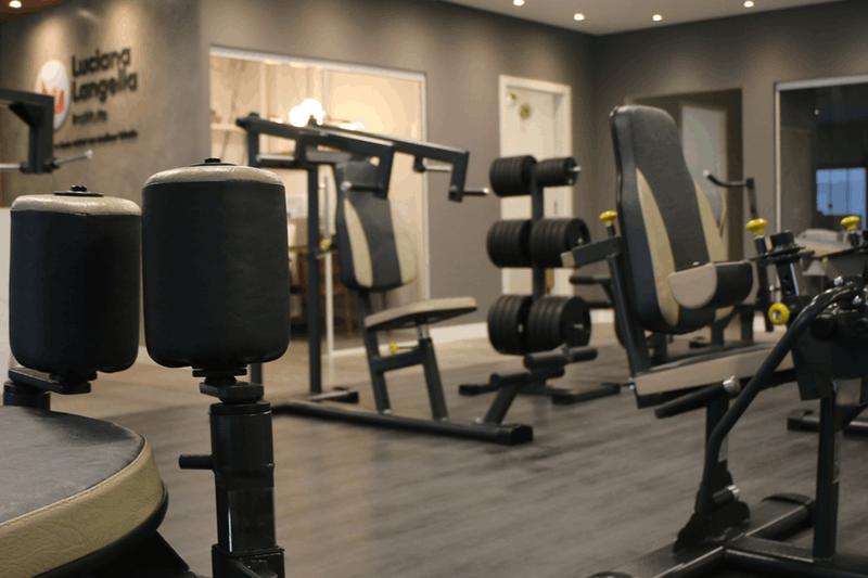 Aparelhos de musculação com apoios acolchoados